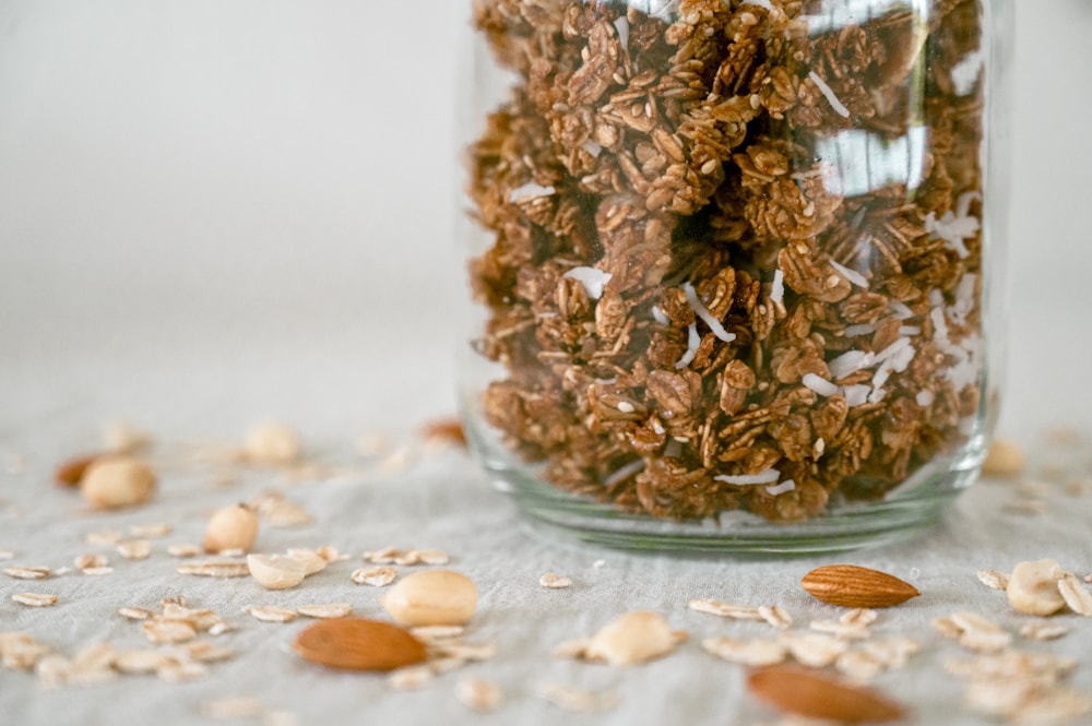 Granola, castanhas e sementes servidas em pote de vidro